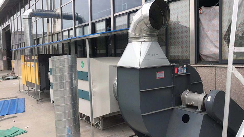 化工车间如何高效去除VOCs？活性炭吸附箱的选型关键